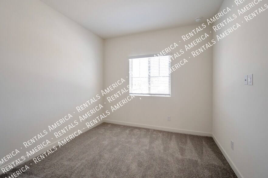 Building Photo - 614 E Diamond Dr