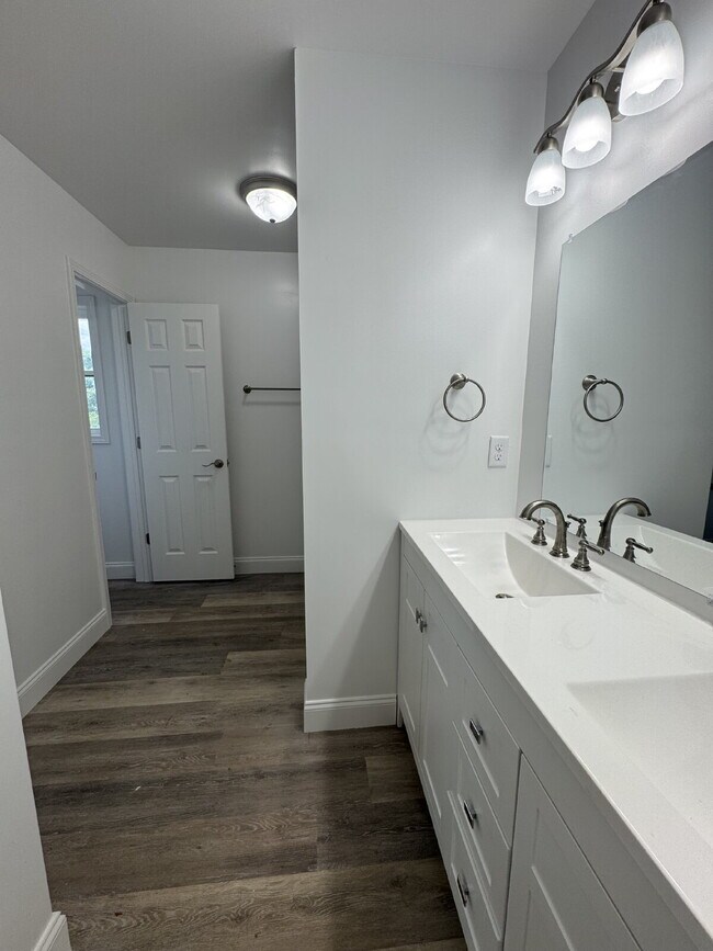 Building Photo - "Charming 3-Bed Haven with Granite Touches in Scenic Mars Hill"