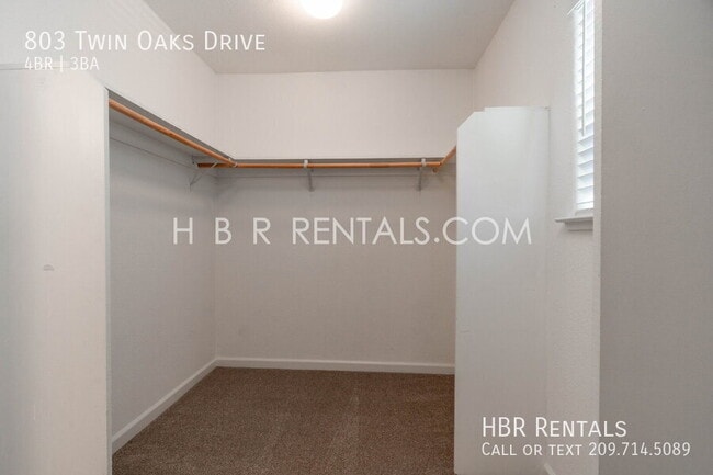 Building Photo - 803 Twin Oaks Dr