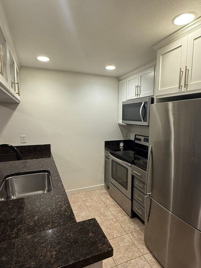 Building Photo - 2Bd/2.5Ba Kirkland Condo