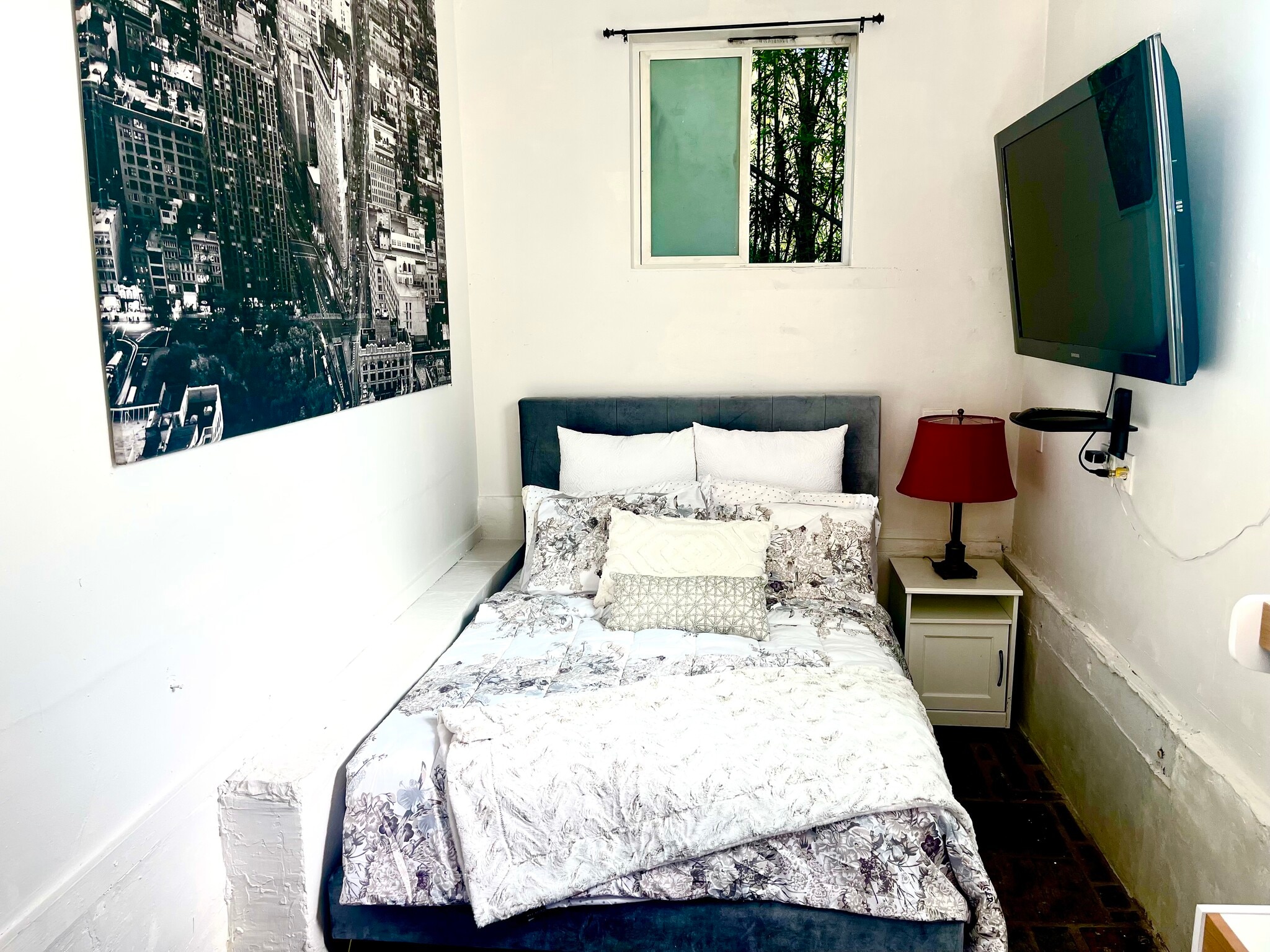 Building Photo - 2366 Nichols Canyon Rd