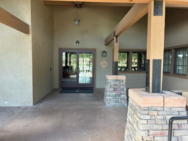 Building Photo - **BEAUTIFUL 3BEDROOM/2BATHROOM HOME LOCATE...