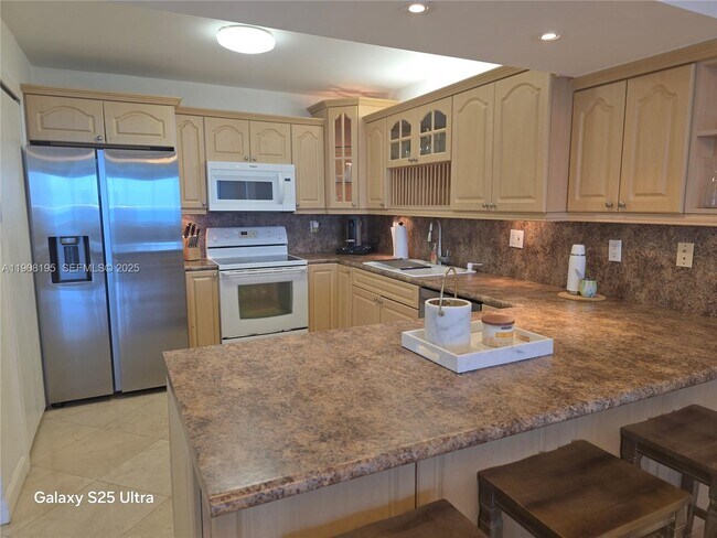 Building Photo - 3725 S Ocean Dr