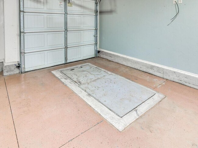 Building Photo - 2121 Mill Creek Way