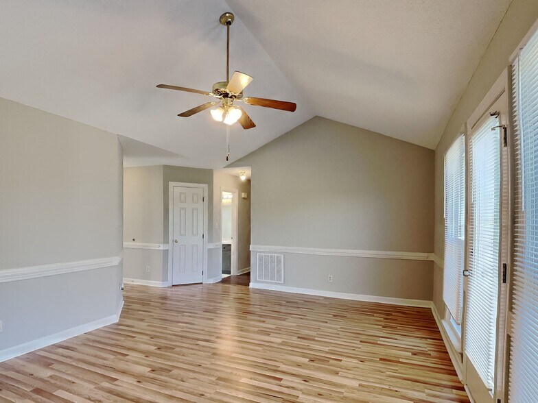 Building Photo - 3016 Lindsay Dr