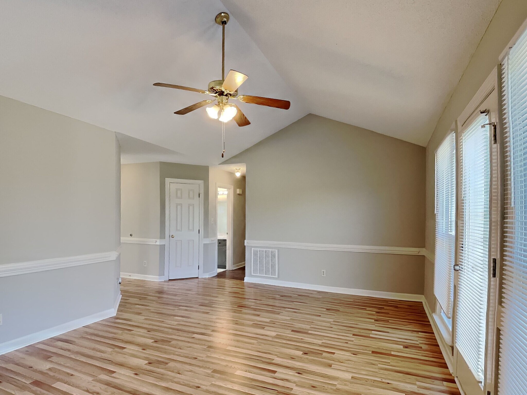 Building Photo - 3016 Lindsay Dr