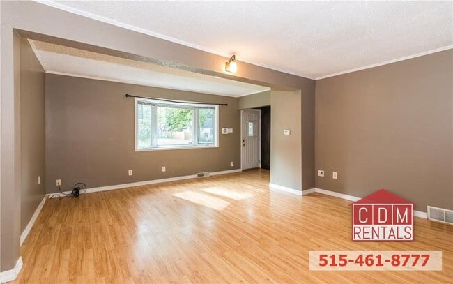 Building Photo - Cozy DSM Home near Merle Hay