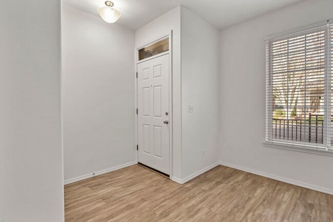 Building Photo - 1611 SW San Mateo Terrace
