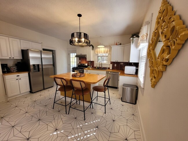 Building Photo - Charming 2 Bed/1 Bath Bungalow Style Home ...