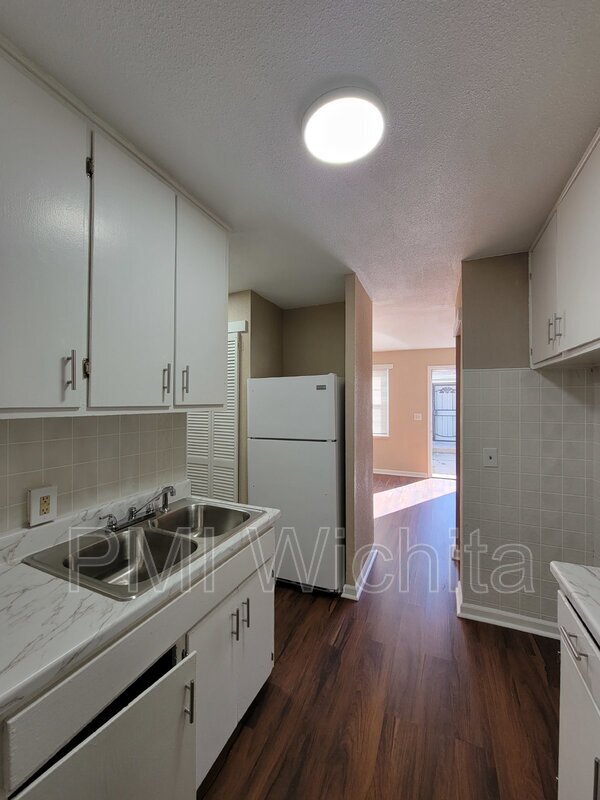 Building Photo - 2557 N Park Pl