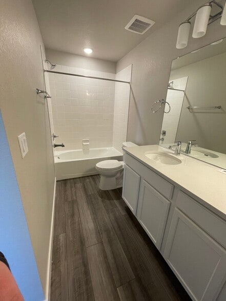 Building Photo - 922 Colorado River Ave