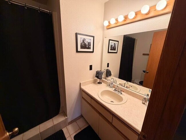 Building Photo - 2890 Shadow Creek Dr