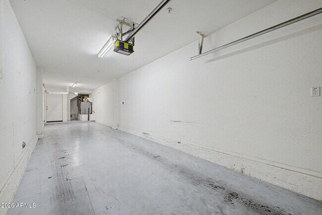 Building Photo - 2233 E Huntington Dr