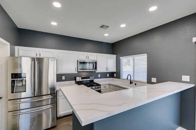 Building Photo - Stylish Townhouse Near the Strip with Dual Suites