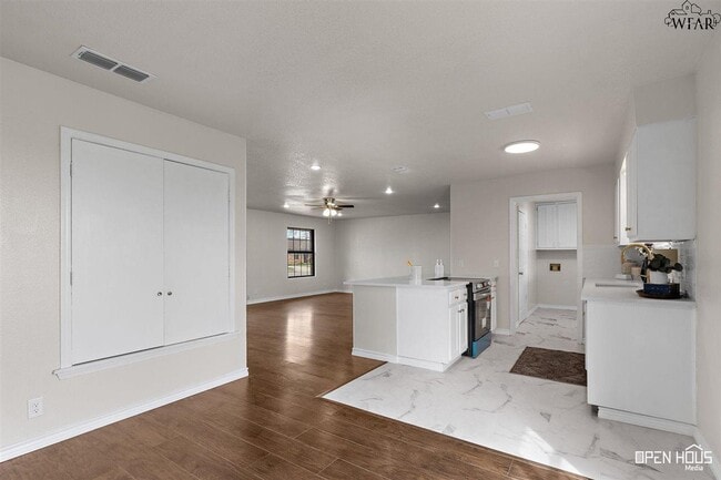 Building Photo - 300 E Garden Dr