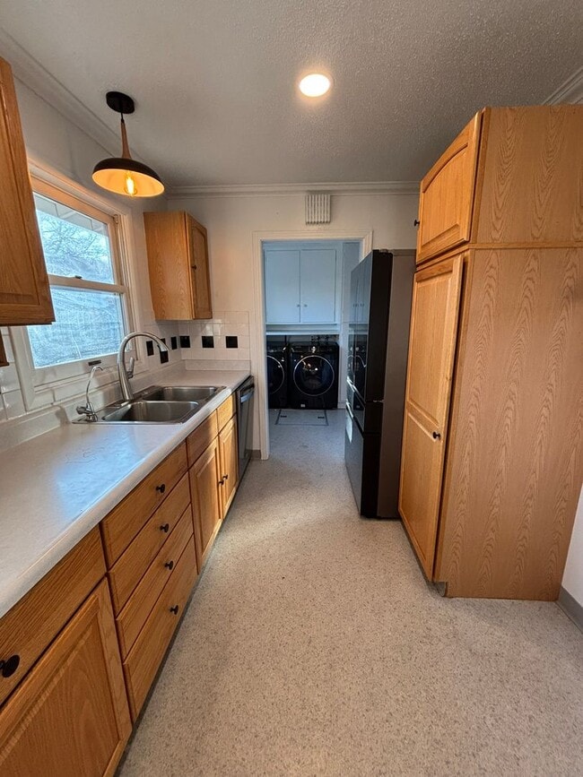 Building Photo - 3 BED | 1.5 BATH | SPACIOUS HOME | CENTRAL