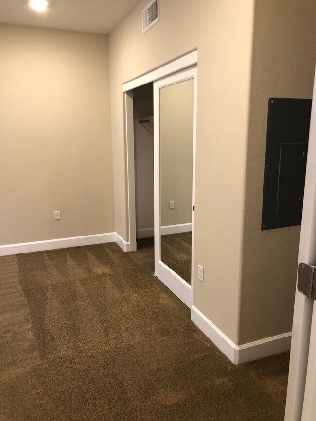 Building Photo - 1120 Karby Ter