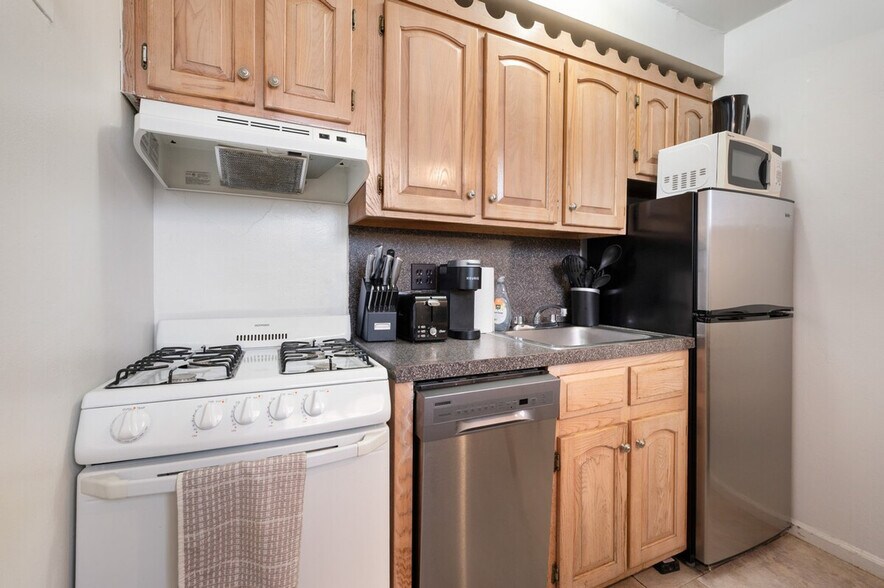 Building Photo - 458 W 52nd St