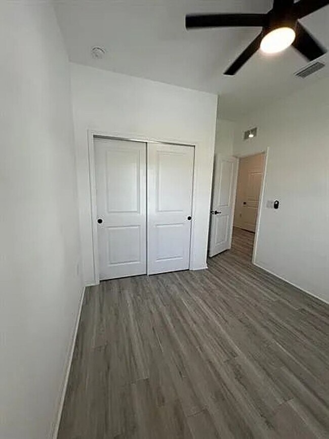 Building Photo - 4697 Golfview Blvd