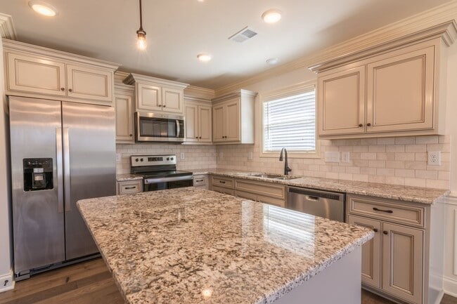 Building Photo - 290 Hutch Ct