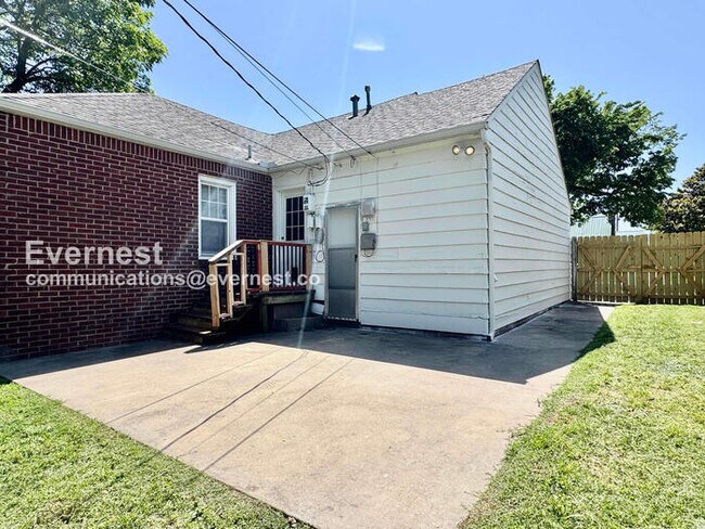 Building Photo - 2 Bed/1 Bath Home with Garage / Pet-Friendly / Available Now!