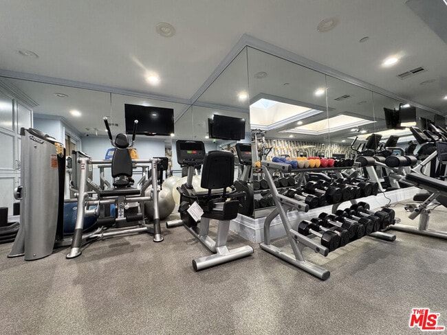 Building Photo - 10520 Wilshire Blvd