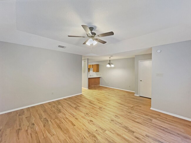 Building Photo - Updated 2 Bed, 2 Bath Duplex in Quiet Cul-...