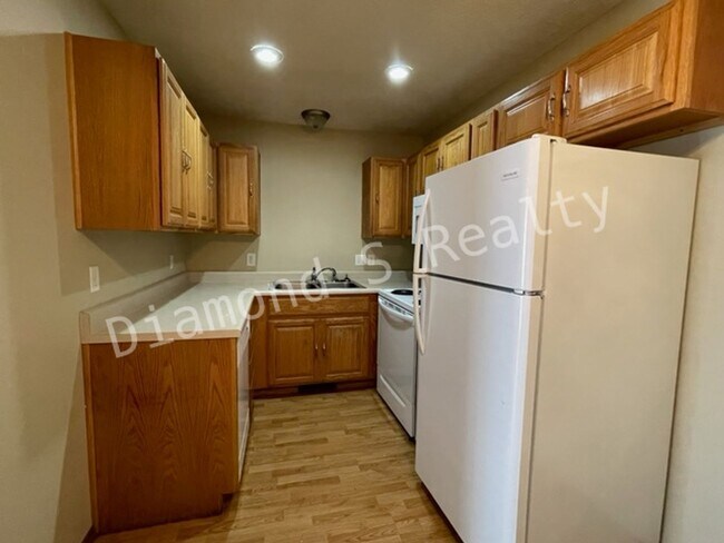 Building Photo - Cute 2 Bed Duplex Available Now - 2 bed, 2 bath, 1 car garage!