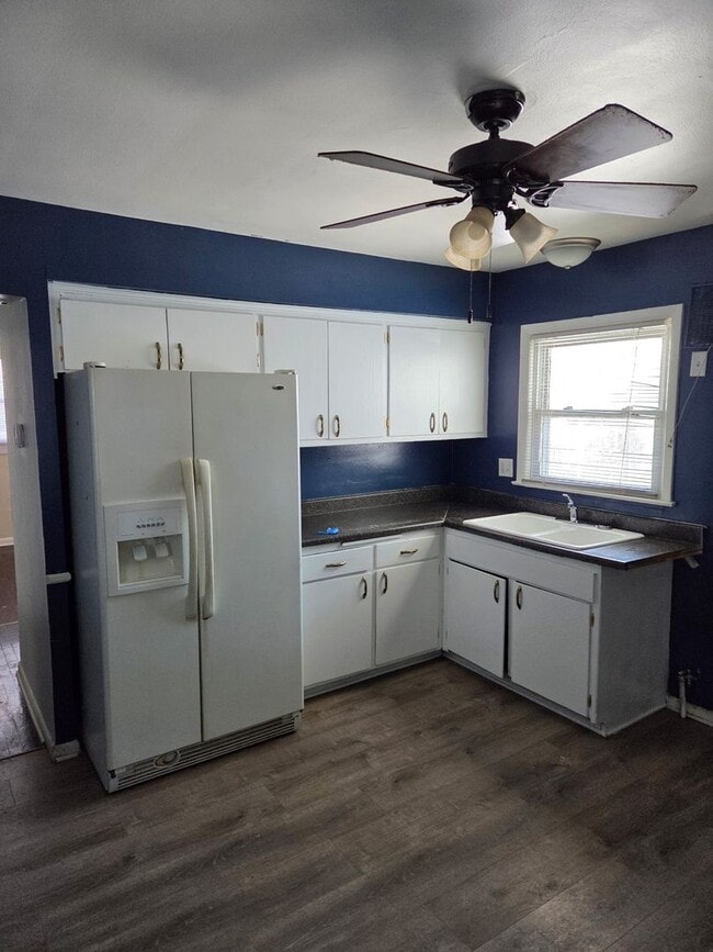 Primary Photo - Large 4-Bedroom Single Family Home, Quiet Neighborhood. Available January 1st!