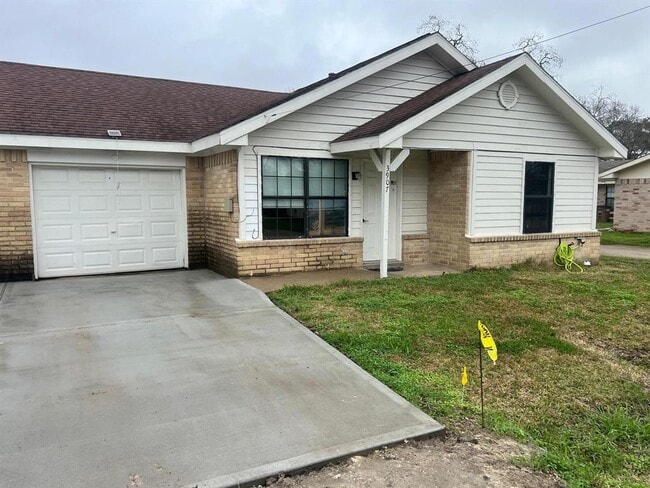 Primary Photo - 3907 Cinnamon Cove Dr