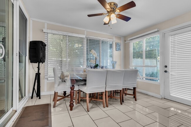 Building Photo - 11322 Oakwood Dr