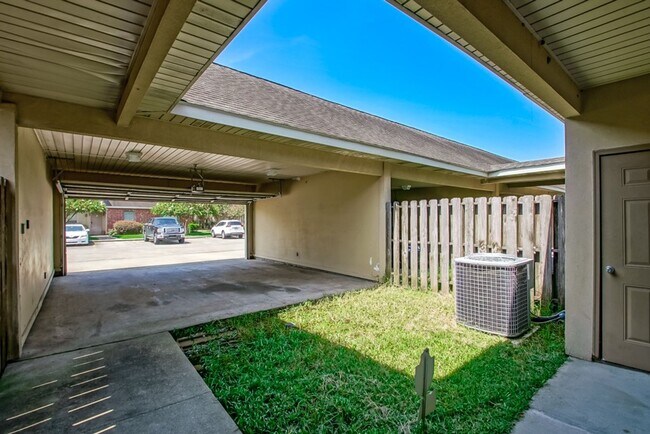 Building Photo - 10600 Lakes Blvd