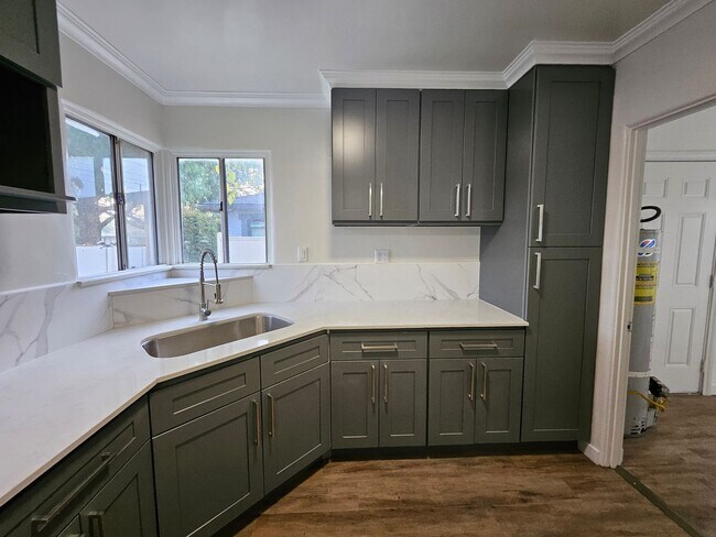 Building Photo - 931 N Screenland Dr