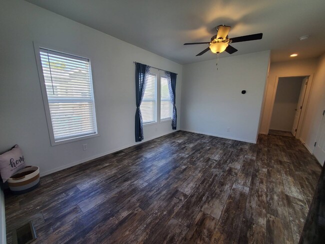 Building Photo - 4100 N Romero Rd