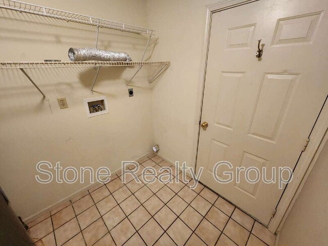 Building Photo - 4832 Pine Ridge Ct