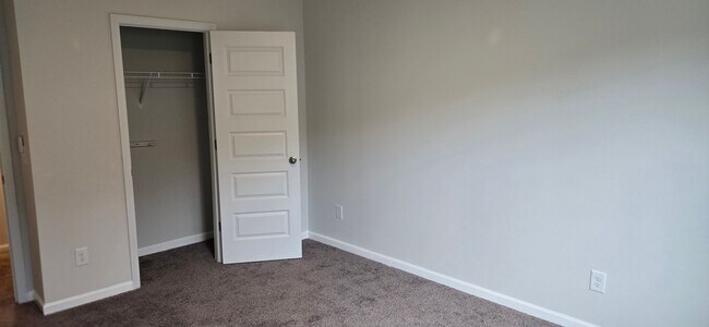 Building Photo - Terrific Canton Townhome!