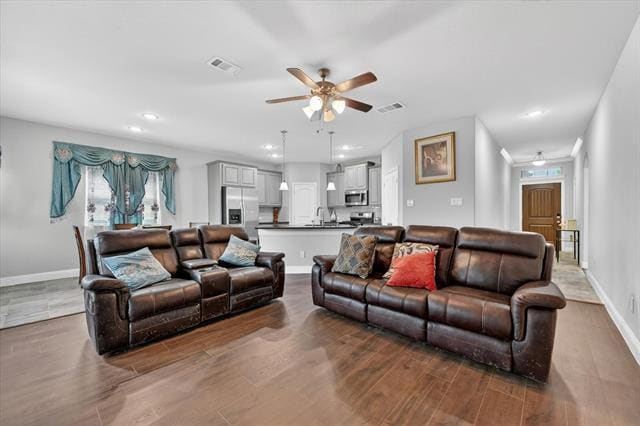 Building Photo - 7815 Cottonwood Dr