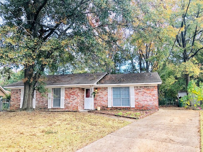 Building Photo - ** 4 bedrooms, 2 bath Located off Atlanta ...