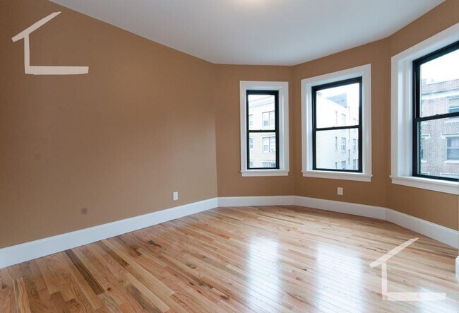 Building Photo - 5 Bed 2 Bath Right Close to Cleveland Circle