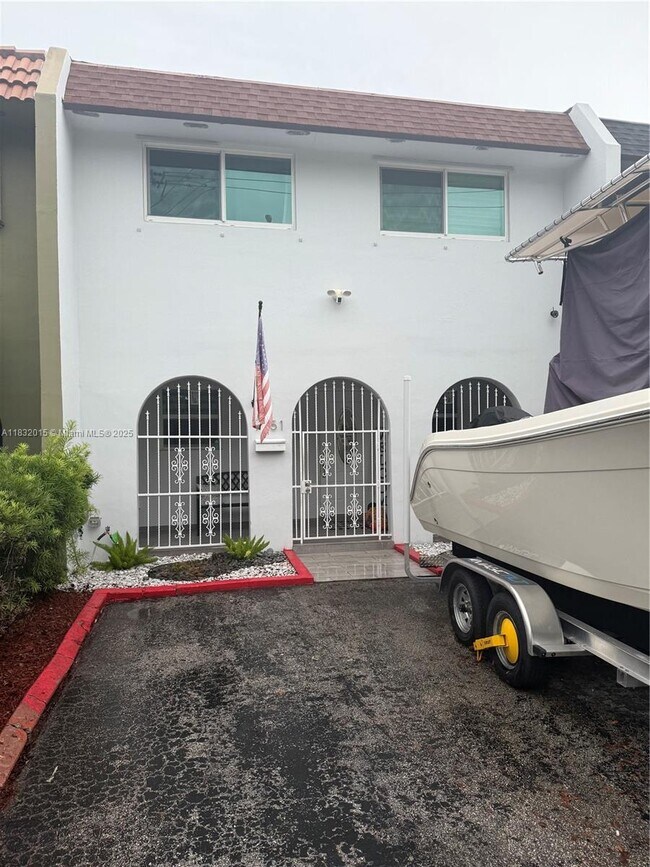 Primary Photo - 7151 W 3rd Ct