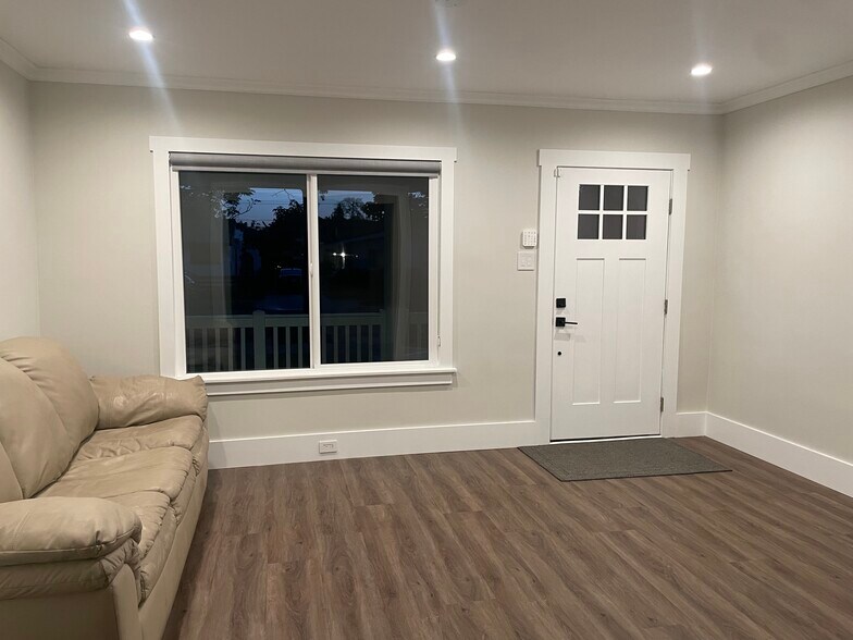 Family Room - 3809 Brunswick Ave