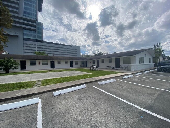 Building Photo - 400 SE 9th Ct