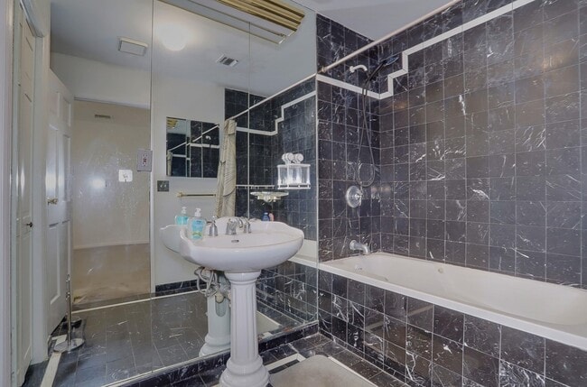 Building Photo - 941 JFK Blvd E