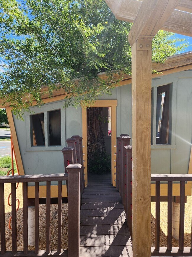 Building Photo - End Unit Townhome Available for Rent July 1st