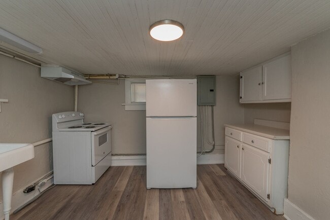 Building Photo - $650- Updated 2 bed/1 bath apartment near Medical Center, with brand-new appliances!