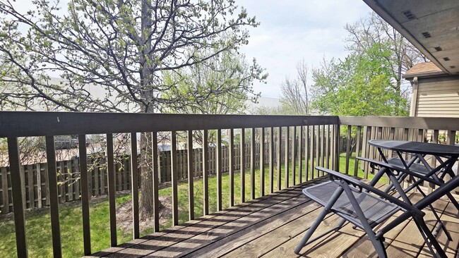 Building Photo - 614 E Whispering Oaks Ct