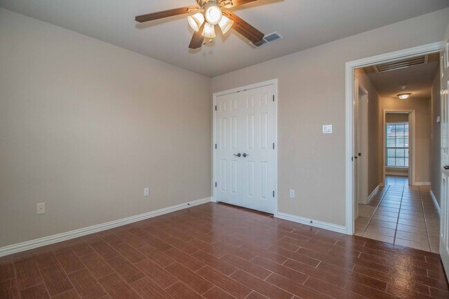 Building Photo - Beautiful Traditional Home on Over an Acre in Weatherford!