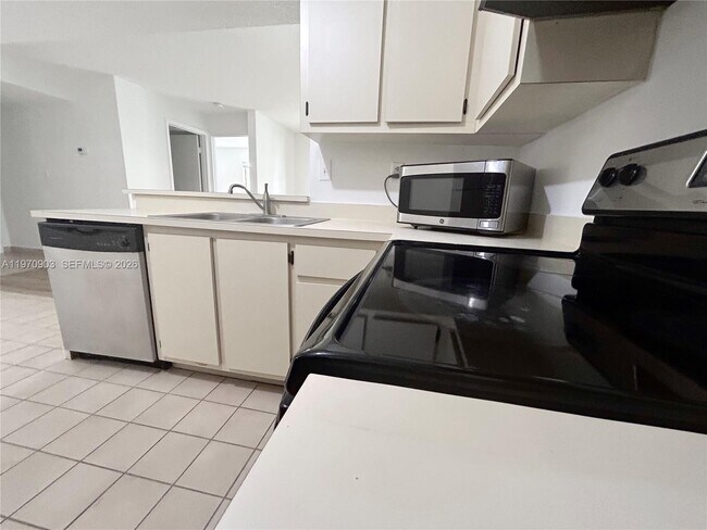 Building Photo - 400 Palm Cir W