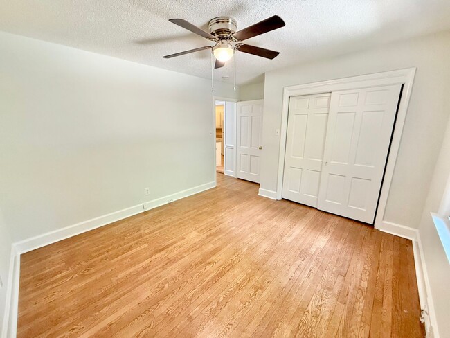 Building Photo - Beautiful 3 Bed 2 Bath Home Located Right ...