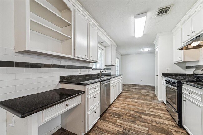 Building Photo - 8010 Braeburn Valley Dr